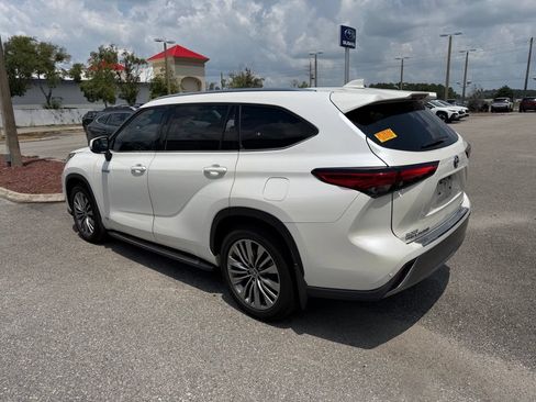 Used 2021 Toyota Highlander Platinum AWD/4WD image 9