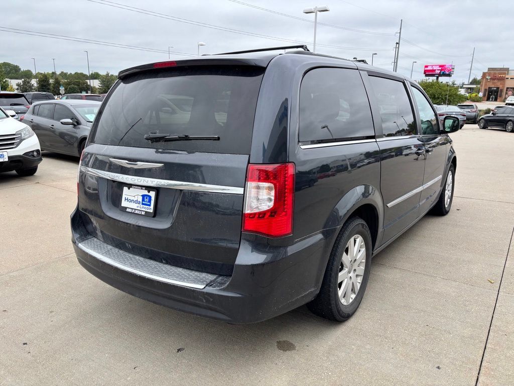 Used 2013 Chrysler Town & Country Touring FWD image 5
