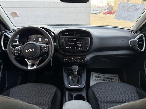 Used 2023 Kia Soul LX w/ LX Technology Package image 8