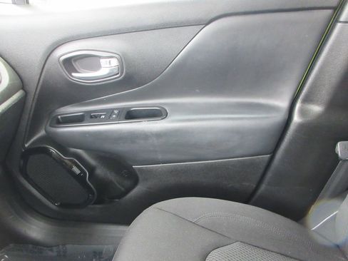 Used 2018 Jeep Renegade Altitude image 32