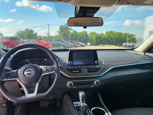 Used 2024 Nissan Altima 2.5 SV FWD image 11