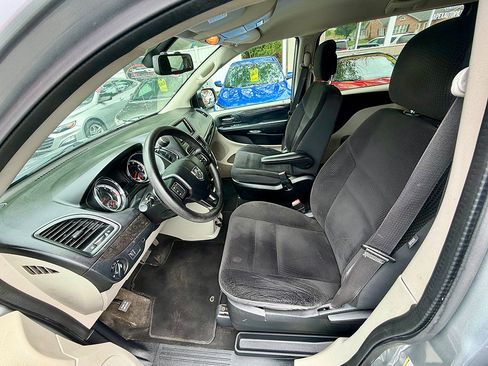 Used 2019 Dodge Grand Caravan SE w/ UConnect Hands-Free Group FWD image 9