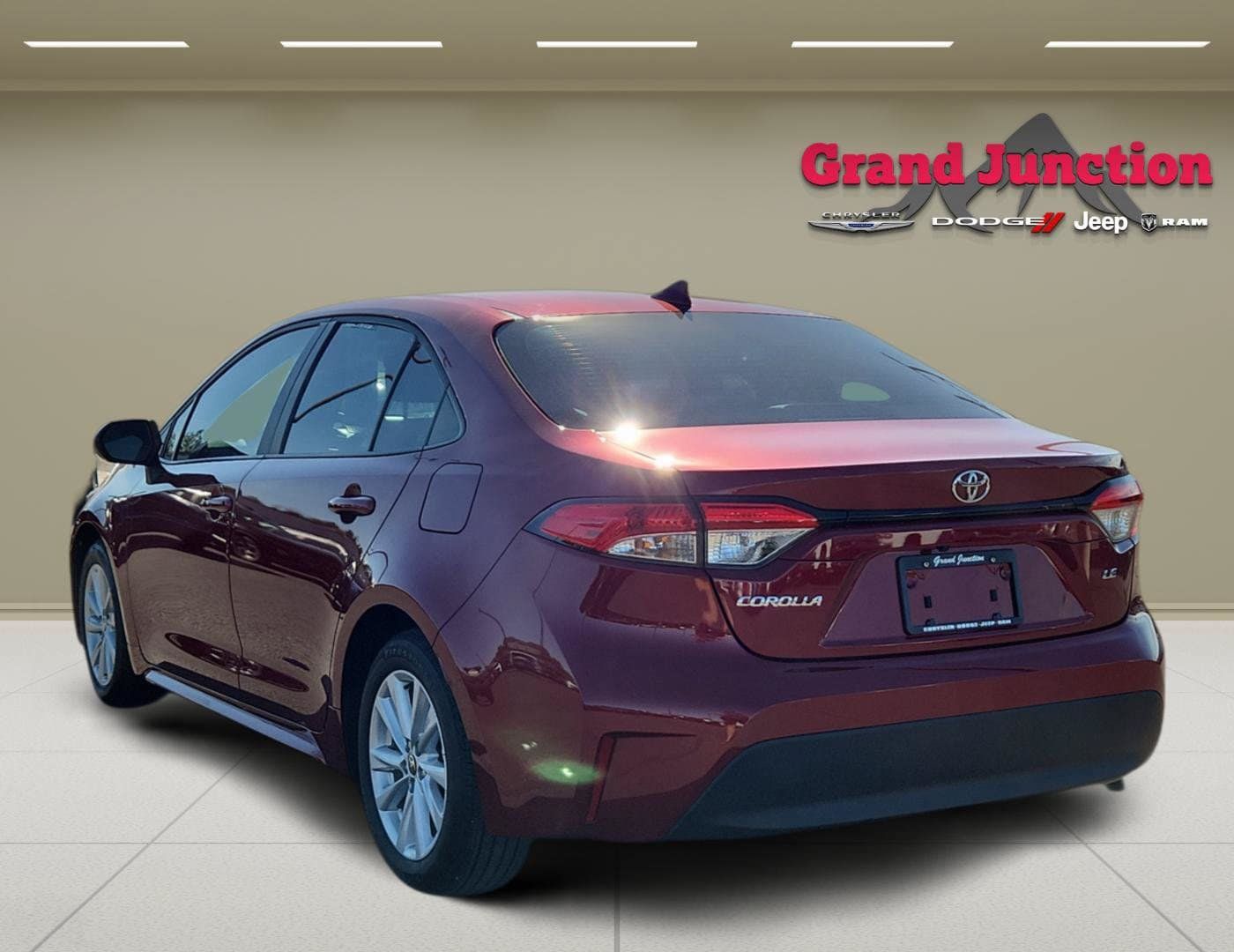 Used 2025 Toyota Corolla LE w/ LE Premium Package FWD image 5