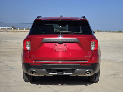 Used 2022 Ford Explorer XLT w/ Equipment Group 202A AWD/4WD image 7