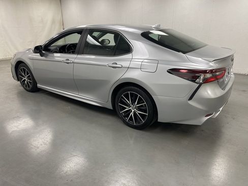 Used 2024 Toyota Camry SE image 3