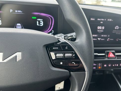 Used 2023 Kia Niro LX image 18