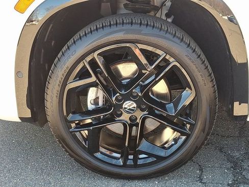 Certified 2025 Volkswagen Tiguan SE R-Line image 28