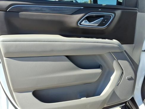 Used 2023 GMC Yukon SLT w/ SLT Premium Package image 17