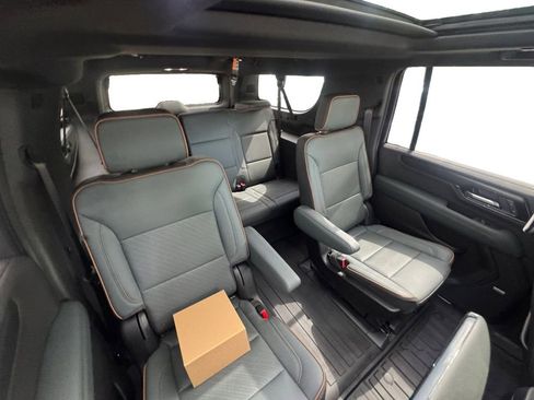 Used 2025 GMC Yukon XL AT4 w/ AT4 Premium Plus Package AWD/4WD image 17