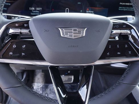 New 2025 Cadillac Optiq Luxury 2 image 17