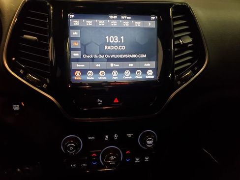 Used 2019 Jeep Cherokee Limited image 18