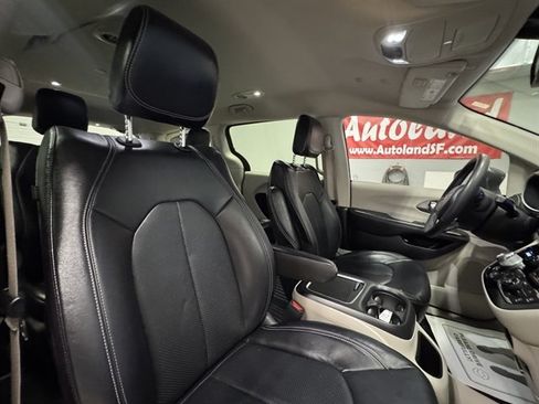 Used 2022 Chrysler Pacifica Touring-L FWD image 13