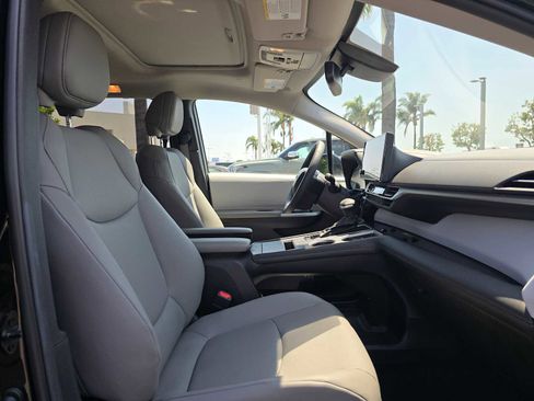 Certified 2025 Toyota Sienna XLE FWD image 10