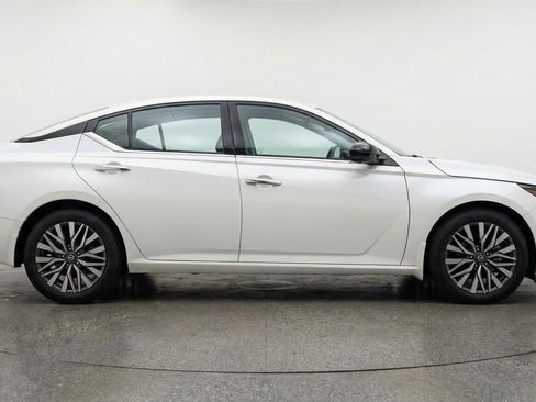Used 2025 Nissan Altima 2.5 SV image 11
