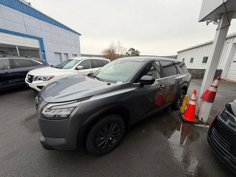 Used 2023 Nissan Pathfinder S image 2