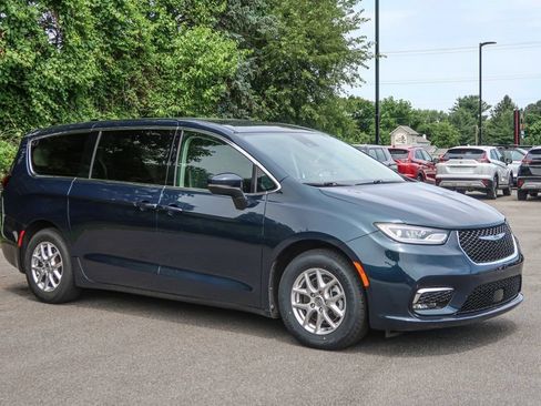 Used 2023 Chrysler Pacifica Touring-L FWD image 7