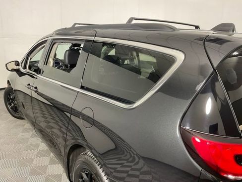 Used 2022 Chrysler Pacifica Touring-L image 44