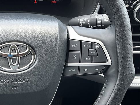 Used 2025 Toyota Highlander Platinum image 14