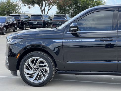 New 2025 Lincoln Navigator Reserve image 5