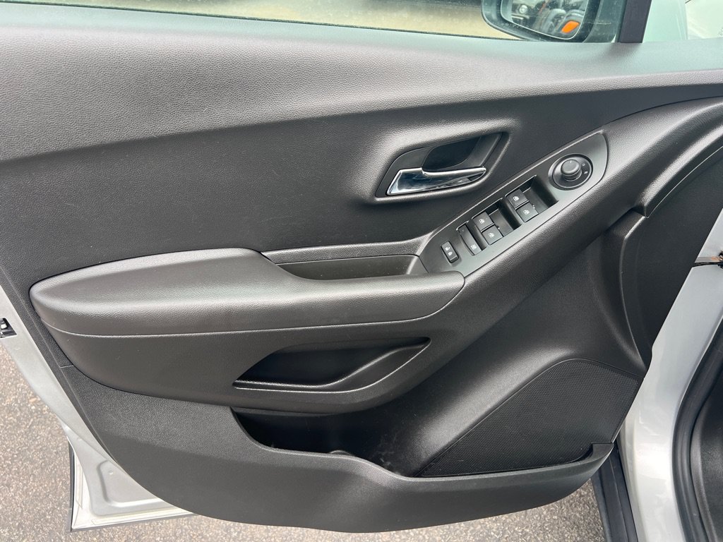 Used 2018 Chevrolet Trax LT w/ LT Convenience Package AWD/4WD image 22