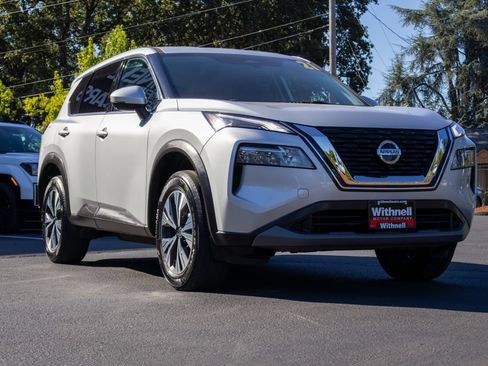 Used 2021 Nissan Rogue SV FWD image 2