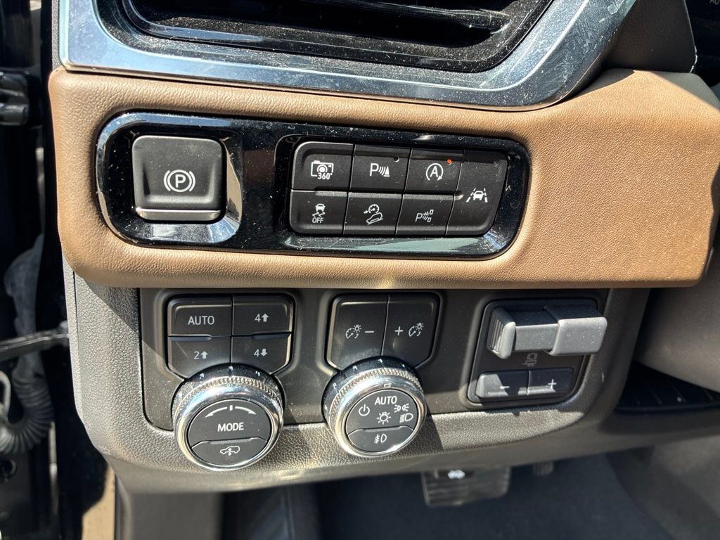 Used 2025 GMC Yukon Denali Ultimate AWD/4WD image 13