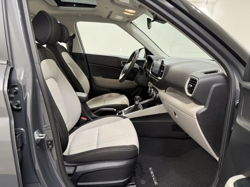 Used 2024 Hyundai Venue SEL image 22