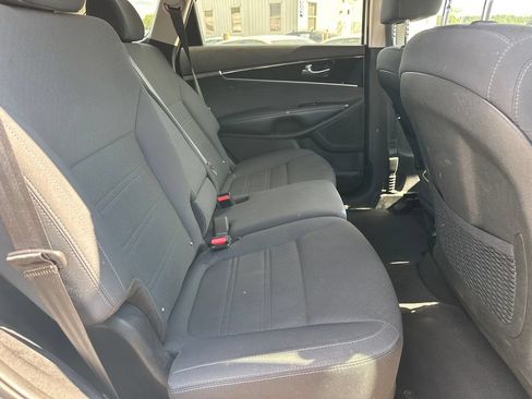 Used 2019 Kia Sorento FWD V6 image 15