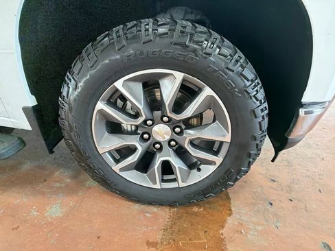 Used 2022 Chevrolet Silverado 1500 LT AWD/4WD image 10
