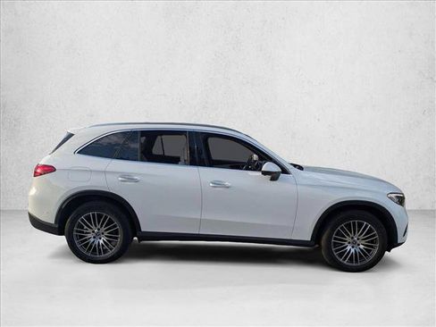 Used 2025 Mercedes-Benz GLC 300 4MATIC image 4