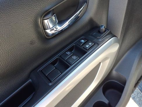Used 2018 Nissan Titan PRO-4X w/ Pro-4x Utility Package AWD/4WD image 9