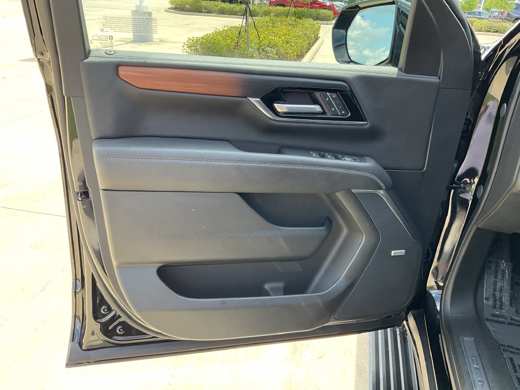 Used 2025 GMC Yukon XL Denali w/ Sun & Power Step Package AWD/4WD image 13
