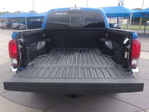 Used 2021 Toyota Tacoma SR5 AWD/4WD image 11