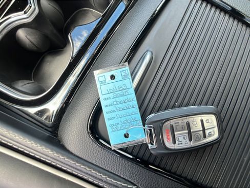 Used 2025 Chrysler Pacifica Limited FWD image 30