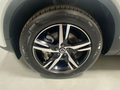 Used 2025 Volvo XC40 B5 Core image 5