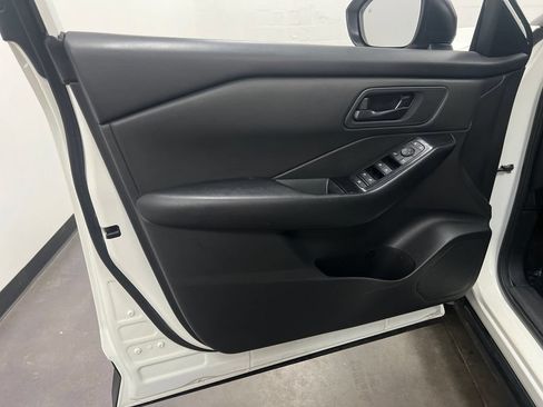 Used 2024 Nissan Rogue S FWD image 11