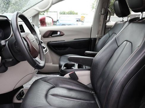 Used 2018 Chrysler Pacifica Touring-L w/ Advanced Safetytec Group FWD image 13