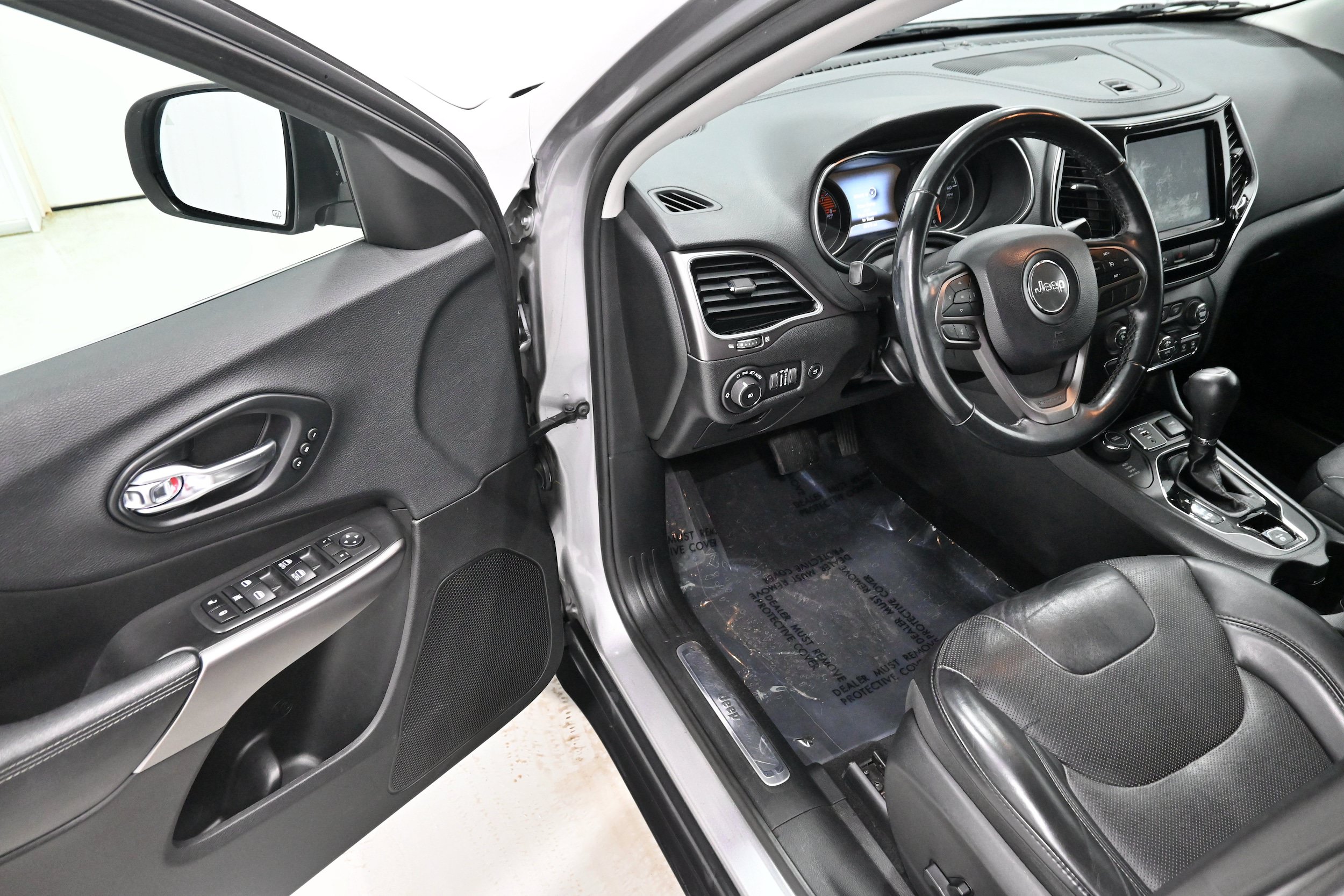 Used 2019 Jeep Cherokee Limited AWD/4WD image 4