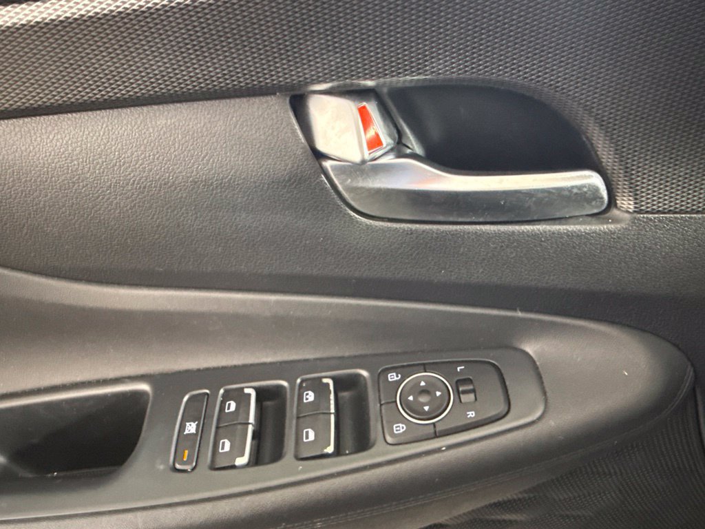 Used 2020 Hyundai Santa Fe SE AWD/4WD image 18