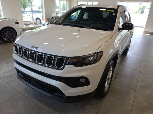 Used 2024 Jeep Compass Latitude AWD/4WD image 2