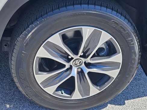 Used 2024 Toyota Highlander XLE FWD image 10