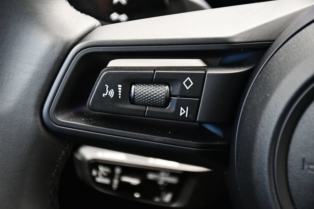 Certified 2025 Porsche Macan 4S Electric AWD/4WD image 29