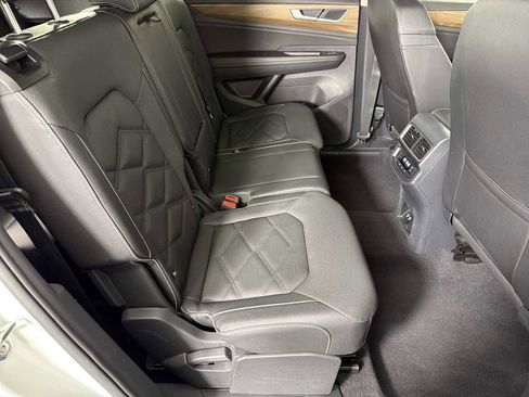 Used 2025 Volkswagen Atlas SE AWD/4WD image 14