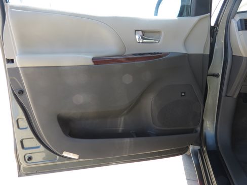 Used 2011 Toyota Sienna XLE w/ XLE Navigation Pkg FWD image 26