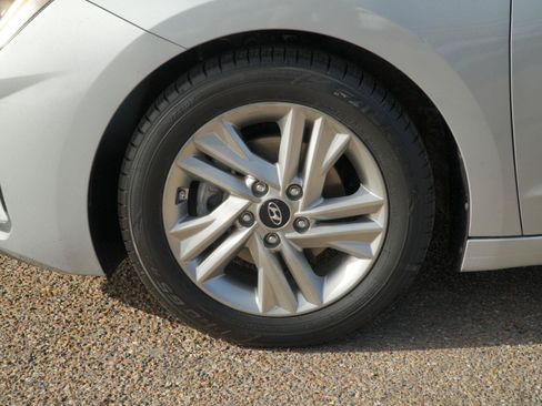 Used 2020 Hyundai Elantra SEL FWD image 16