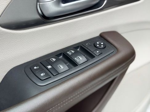 Used 2018 Chrysler Pacifica Touring Plus image 19