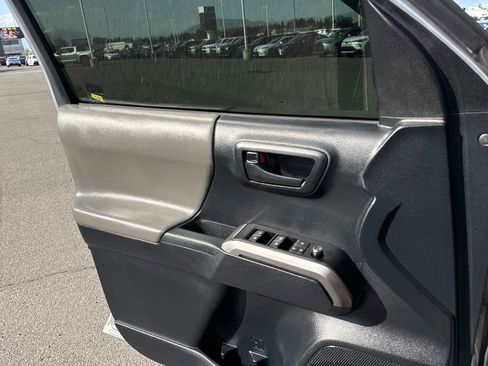 Used 2017 Toyota Tacoma SR5 w/ Tow Package AWD/4WD image 12