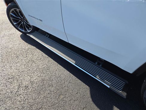 Used 2024 Jeep Wagoneer Series III w/ Premium Group I image 27