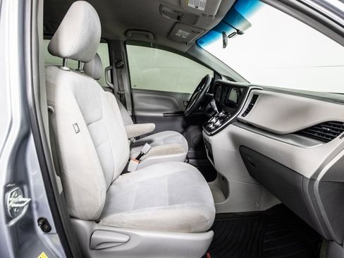 Used 2015 Toyota Sienna L image 8