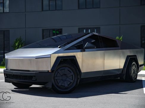 Used 2025 Tesla Cybertruck AWD Crew Cab image 3